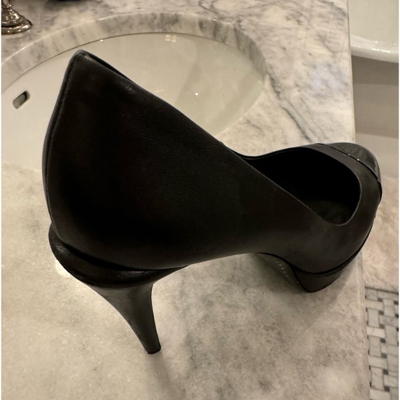 Interlock CC Logo Leather Pumps.Box &Dust Bag. Scuff on the back of 1. See pic 6 - Picture 7 of 14